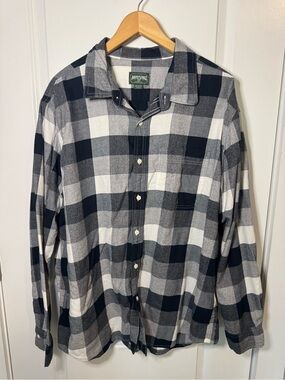 American Eagle Outfitters Men's Black, White and Gray Plaid Button-Down Shirt